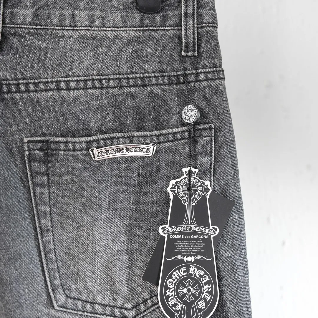 P310 (top version) Chrome hearts new city-limited flame gray jeans Chrome hearts city-limited jeans Hardware customization Original development vintage levis American-made 501 black and gray base version Levi's American-made 501 base version Imported sheepskin 925 silver remake [Top heavy industry fashion design] Consistently high-street luxury style. Speaking of this style, the Zangyin family and GU family are definitely the leading representative brands. Especially the Zangyin family has really achieved a state-of-the-art effect in creating high-street style. The unique washed material is used to create this style. The color system is already quite eye-catching. After it is decorated with patchwork cross flowers, it cleverly highlights the charm of the brand. Secondly, this style uses classic The high-waist cutting design highlights the long legs and fashionable temperament of the upper body. The brand is highly recognizable and the slim fit configuration is more suitable for daily wear. It is a product that interprets personality, fashion, and specifications at a glance. This single product is enough to make any fan excited. It can be a white T-shirt for a youthful college style, or a tight suspender for a royal style. It has strong matching ability and can be easily controlled by men.  [Materials and craftsmanship] Needless to say, this point goes without saying. As an excellent craftsman brand, Zangyin’s requirements for details and craftsmanship are really perfect. The washed color of this model has gone through so many processes, not to mention the embellishment of denim appliques. It is also purely hand-made and sewn. Just like what they believe in, only hand-made things have soul and have the meaning of wear. A top-notch heavy-duty fashionable denim item, I look forward to your perfect interpretation! !  Color: washed gray Size: S M L XL